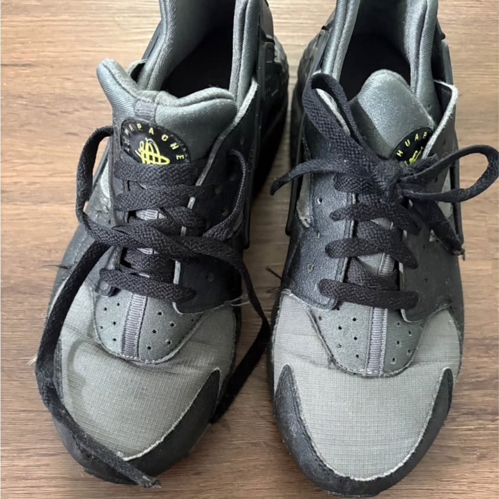NIKE Black/Gray Huarache sneakers kids size 7y - Picture 4 of 5